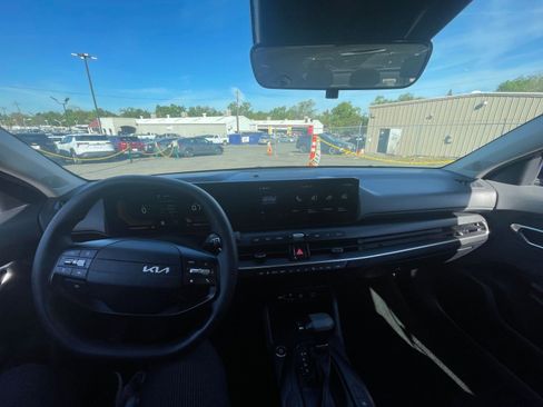 Used 2025 Kia K4 LXS image 32