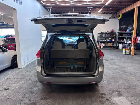 Used 2014 Toyota Sienna LE FWD image 22