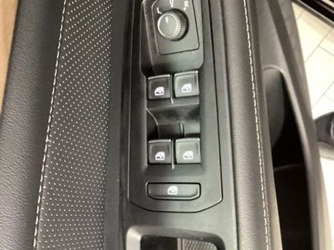 Used 2025 Volkswagen Atlas SE AWD/4WD image 19