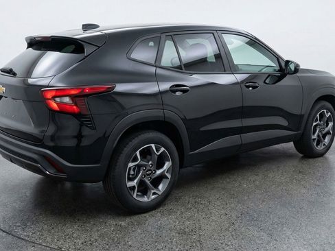 Used 2025 Chevrolet Trax LT w/ LT Convenience Package image 9