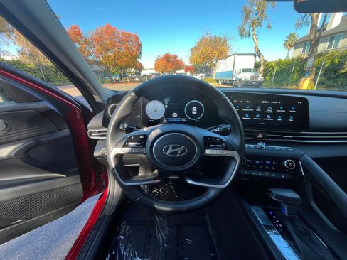 Used 2025 Hyundai Elantra SEL image 32