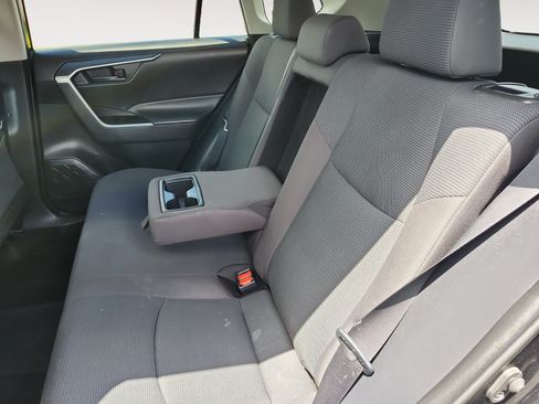 Used 2021 Toyota RAV4 LE AWD/4WD image 14