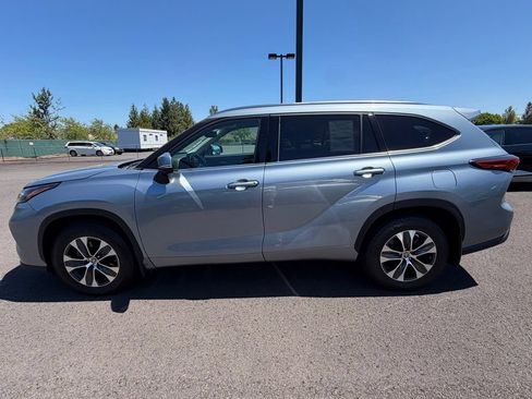 Used 2021 Toyota Highlander XLE AWD/4WD image 8