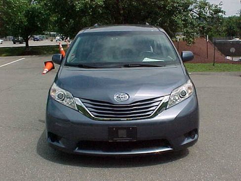 Used 2015 Toyota Sienna LE FWD image 27