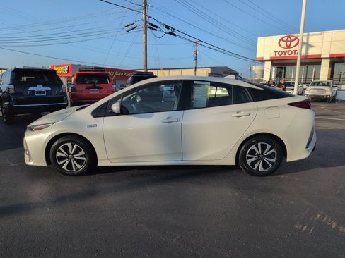 Used 2018 Toyota Prius Prime Advanced FWD image 2