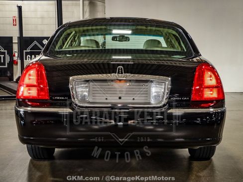Used 2010 Lincoln Town Car Signature Limited image 45