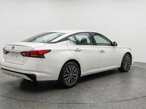 Used 2025 Nissan Altima 2.5 SV FWD image 9