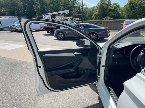 Used 2022 Volkswagen Jetta SE image 23