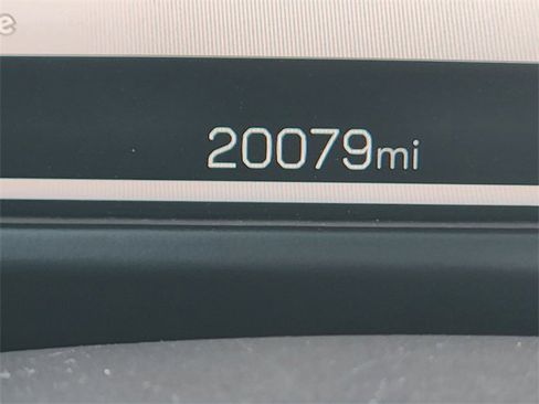 Used 2025 GMC Acadia Elevation image 21