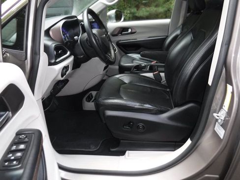 Used 2017 Chrysler Pacifica Touring-L image 11