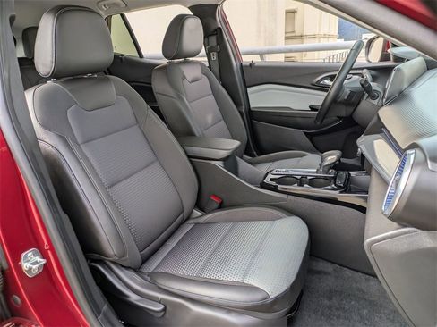 Used 2025 Chevrolet Trax LT w/ LT Convenience Package image 28