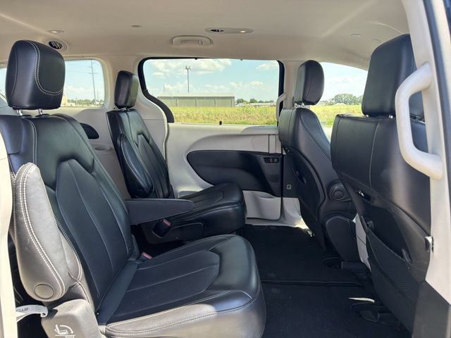 Used 2023 Chrysler Pacifica Touring-L FWD image 16