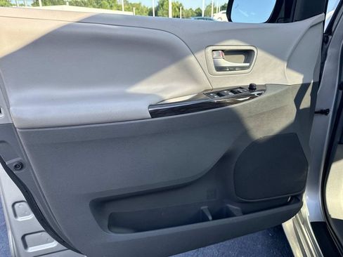 Used 2015 Toyota Sienna XLE AWD/4WD image 21