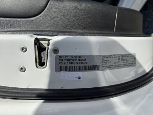 Used 2020 Chrysler Pacifica Touring-L image 21