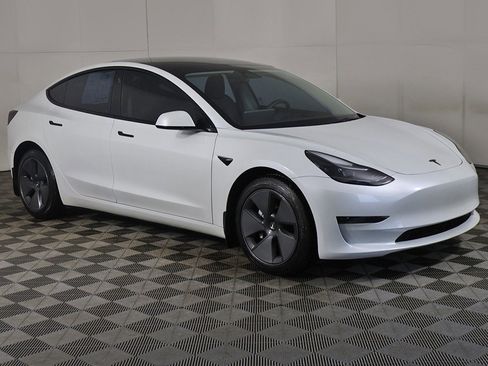 Used 2023 Tesla Model 3 Standard Range image 2