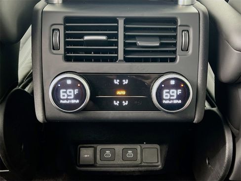 Used 2025 Land Rover Discovery Metropolitan Edition image 27