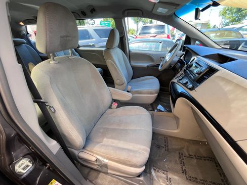 Used 2012 Toyota Sienna FWD image 10