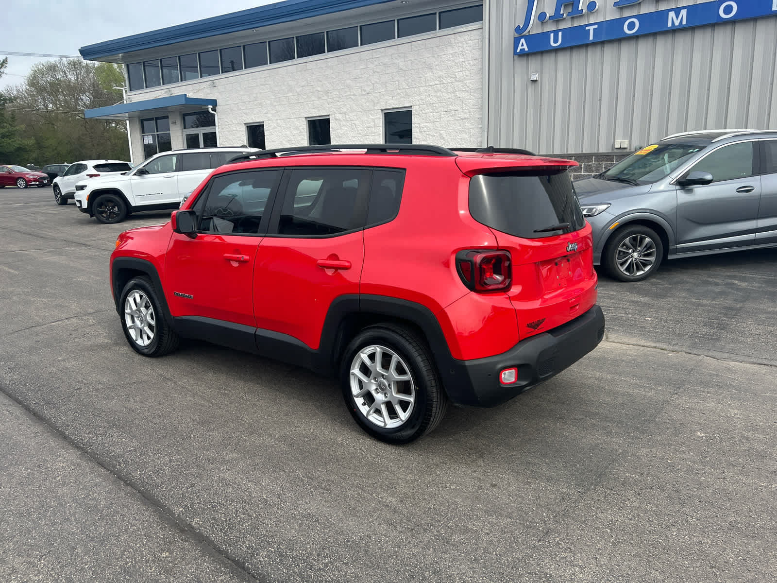 Used 2021 Jeep Renegade Latitude w/ Luxury Group I FWD image 5