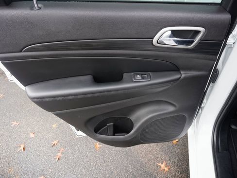 Used 2020 Jeep Grand Cherokee Altitude image 23