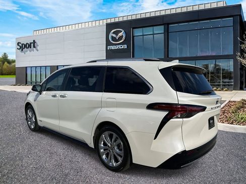 Used 2021 Toyota Sienna Platinum image 5