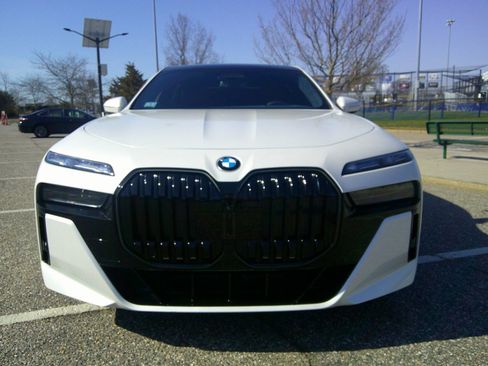 Used 2025 BMW 760i xDrive w/ Executive Package image 8