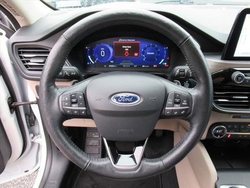 Used 2020 Ford Escape Titanium image 16
