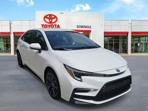 Used 2025 Toyota Corolla SE FWD image 2
