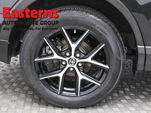 Used 2018 Toyota RAV4 SE image 30