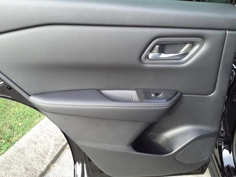 Certified 2025 Nissan Rogue SV FWD image 9