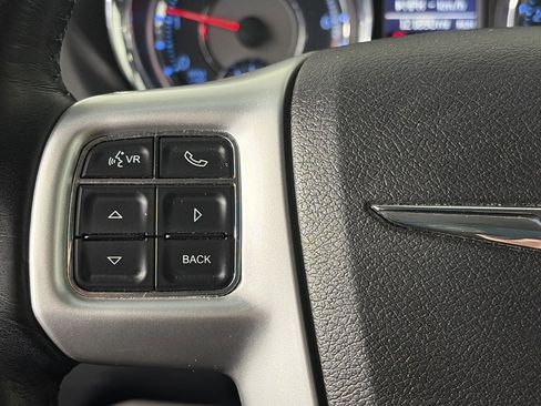 Used 2015 Chrysler Town & Country Touring image 16