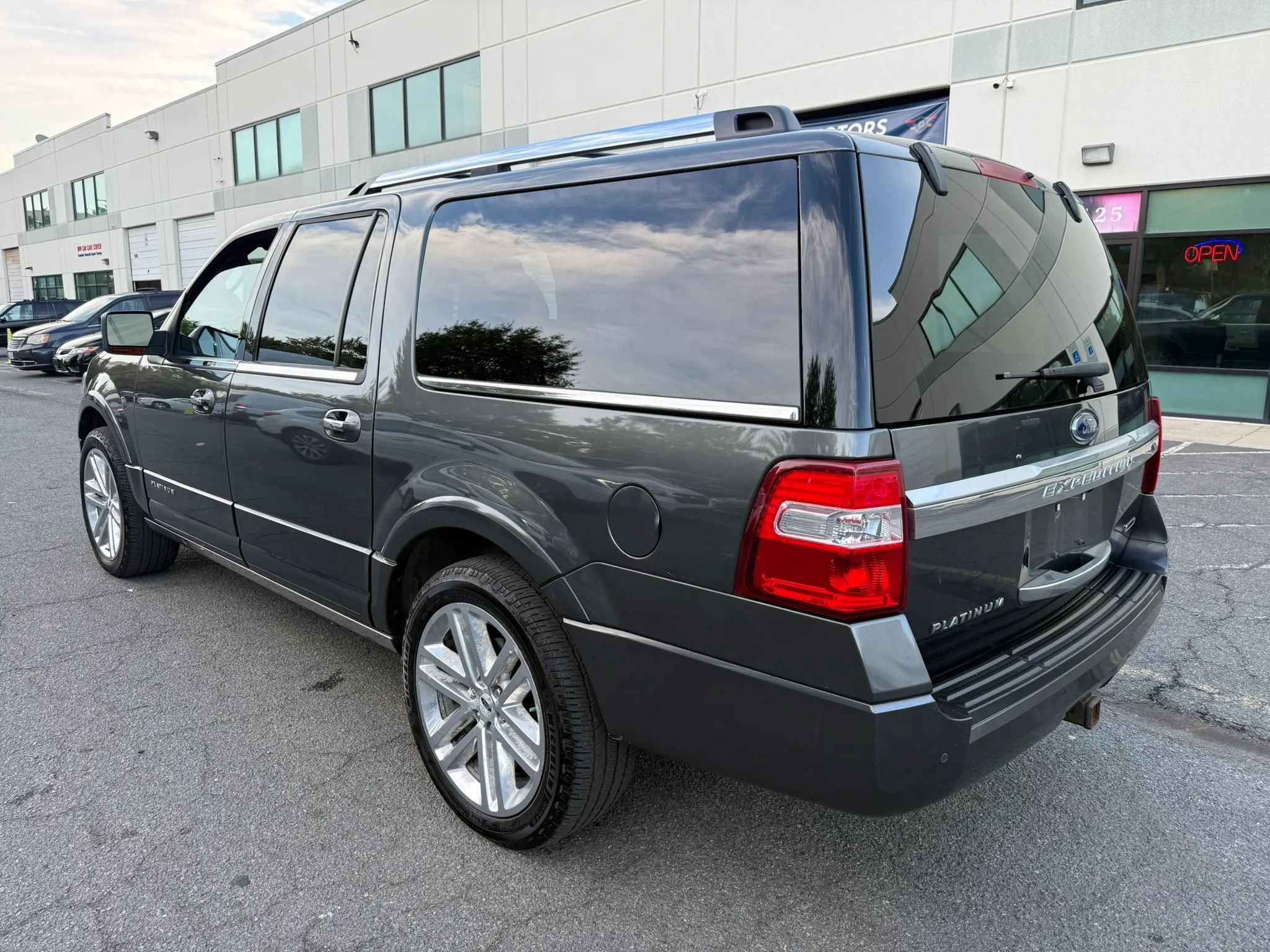 Used 2017 Ford Expedition EL Platinum AWD/4WD image 9