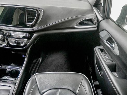 Used 2025 Chrysler Pacifica Limited FWD image 32