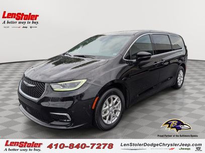 Used 2025 Chrysler Pacifica Select