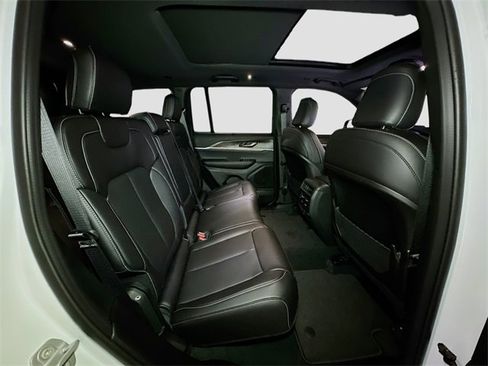 New 2025 Jeep Grand Cherokee Limited w/ Luxury Tech Group II image 31