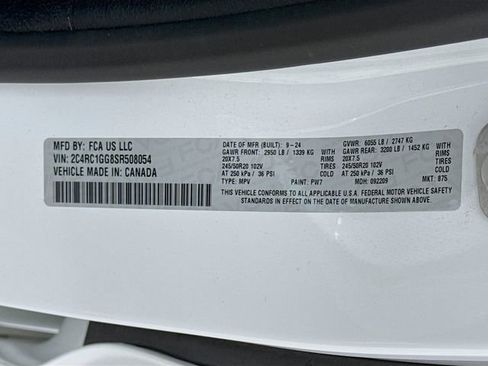 Used 2025 Chrysler Pacifica Limited FWD image 33