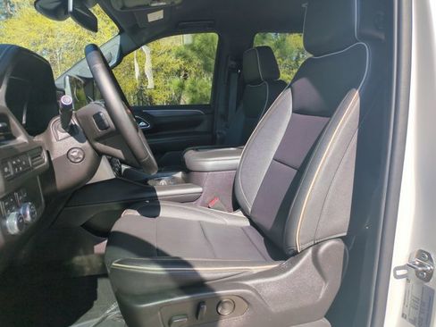 Used 2023 GMC Yukon SLT w/ SLT Luxury Package image 16