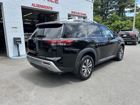 Used 2023 Nissan Pathfinder SL w/ Black Appearance Package AWD/4WD image 7