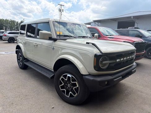 Used 2025 Ford Bronco Outer Banks AWD/4WD image 3