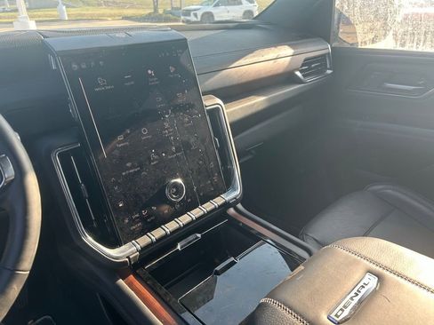 Used 2025 GMC Yukon XL Denali image 12