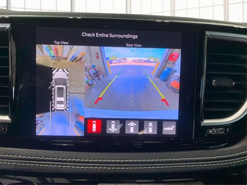 Used 2025 Chrysler Pacifica Limited image 27