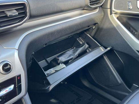 Used 2022 Ford Explorer XLT w/ Equipment Group 202A image 10