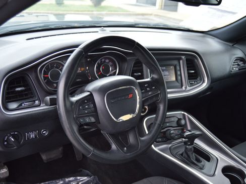 Used 2015 Dodge Challenger SXT image 7