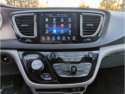 Used 2017 Chrysler Pacifica Touring-L image 23