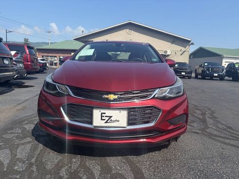 Used 2017 Chevrolet Cruze LT w/ Convenience Package FWD image 4