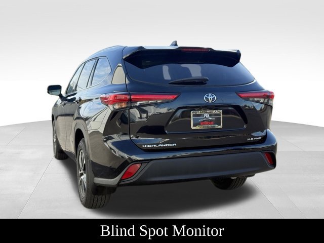 Used 2020 Toyota Highlander XLE AWD/4WD image 5
