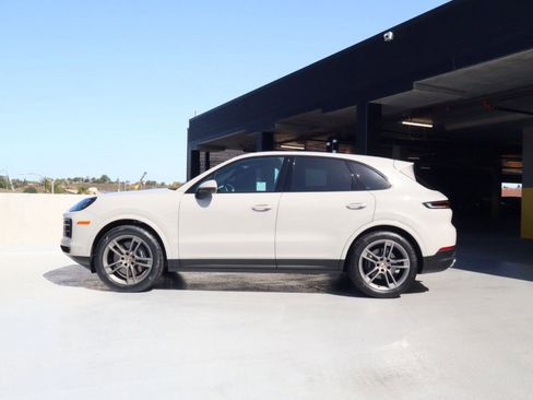 Certified 2025 Porsche Cayenne AWD/4WD image 2