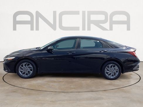 Used 2024 Hyundai Elantra SEL FWD image 11