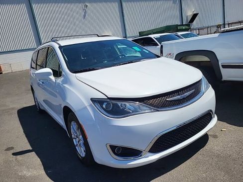 Used 2020 Chrysler Pacifica Touring-L image 2