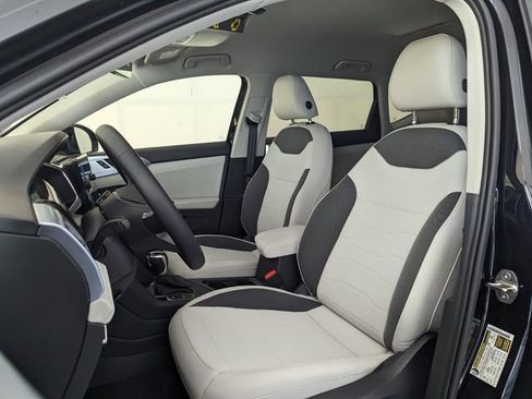 New 2026 Volkswagen Taos SE FWD image 5