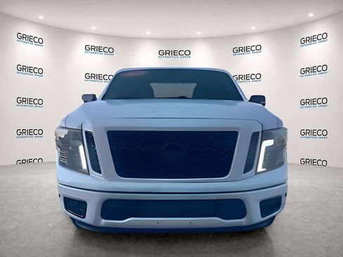 Used 2018 Nissan Titan SV w/ SV Convenience Package RWD image 4